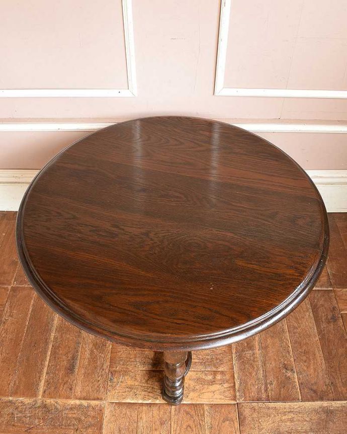 アンティークのテーブル　アンティーク家具　アンティークの英国家具、小ぶりな脚の美しいコーヒーテーブル。上から見ると･･･コーヒーテーブルの天板は毎日使う場所だから、しっかり修復しました。(q-933-f)
