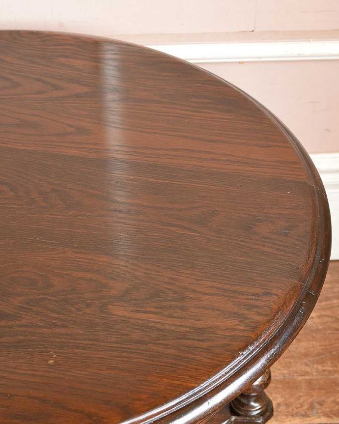 アンティークのテーブル　アンティーク家具　アンティークの英国家具、小ぶりな脚の美しいコーヒーテーブル。近づいて見てみると･･･アンティークはもちろん新品ではないので小さなキズや汚れはありますが、キレイにお直ししたので満足して頂ける自信があります！。(q-933-f)