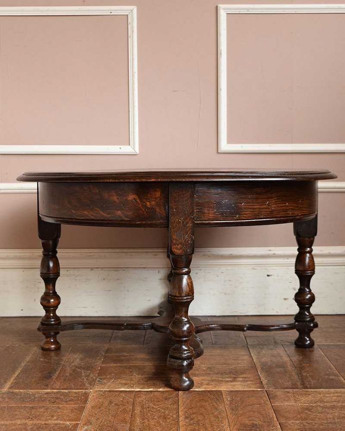アンティークのテーブル　アンティーク家具　アンティークの英国家具、小ぶりな脚の美しいコーヒーテーブル。クルッと回転。(q-933-f)