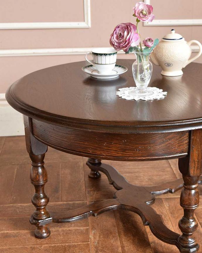 アンティークのテーブル　アンティーク家具　アンティークの英国家具、小ぶりな脚の美しいコーヒーテーブル。凝った彫りの入った脚のデザイン脚のデザインだけ見ても、アンティークらしさが感じられる凝った彫。(q-933-f)