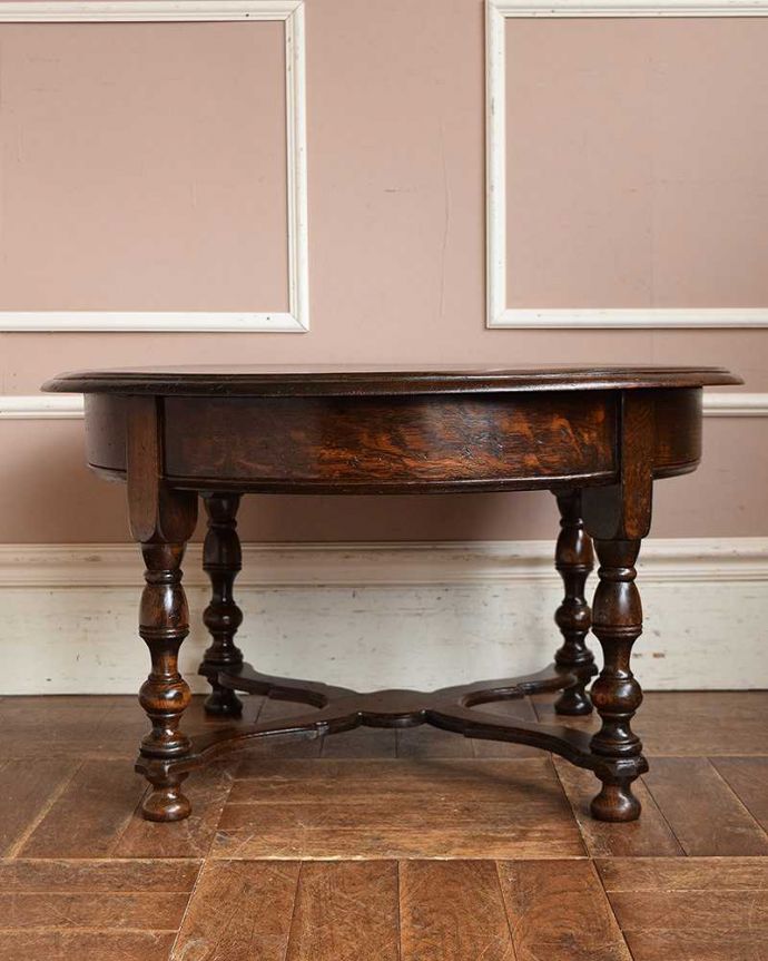 アンティークのテーブル　アンティーク家具　アンティークの英国家具、小ぶりな脚の美しいコーヒーテーブル。横から見た姿もステキ横から見るとこんな感じです。(q-933-f)