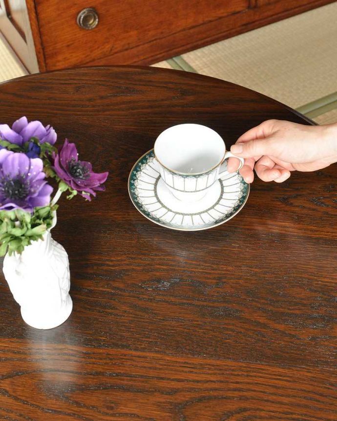 アンティークのテーブル　アンティーク家具　アンティークの英国家具、小ぶりな脚の美しいコーヒーテーブル。アンティークらしい美しい木目オーク材らしい独特の木目が、さらに落ち着いた雰囲気を醸し出してくれます。(q-933-f)