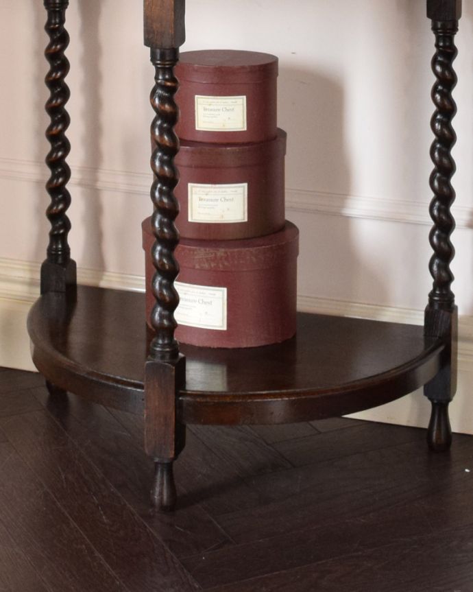 アンティークのテーブル　アンティーク家具　空間を彩る英国輸入のアンティーク家具、ツイスト脚が美しいコンソールテーブル。下に物が置けます。(q-936-f)