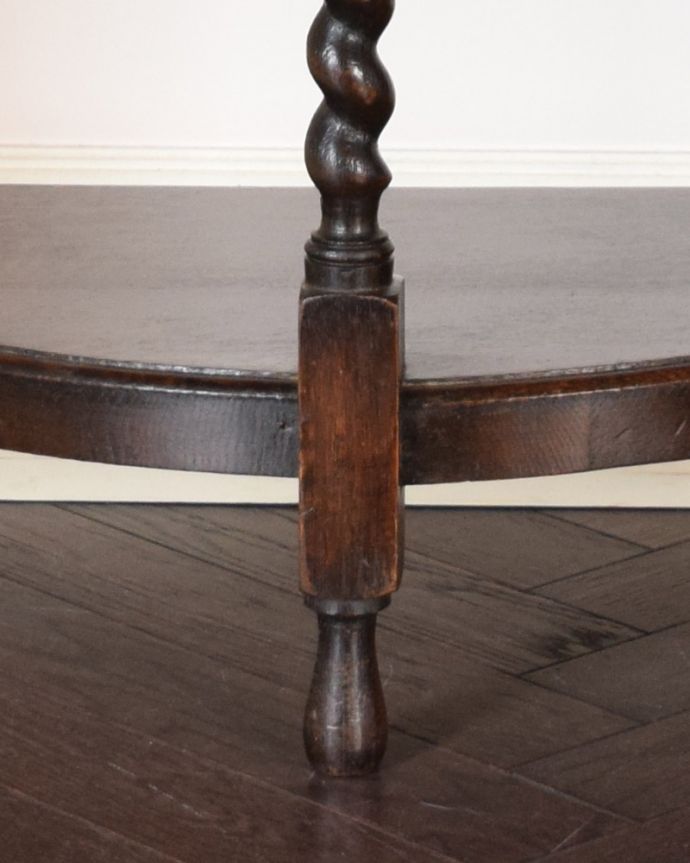 アンティークのテーブル　アンティーク家具　空間を彩る英国輸入のアンティーク家具、ツイスト脚が美しいコンソールテーブル。丸い足先が可愛らしいです。(q-936-f)
