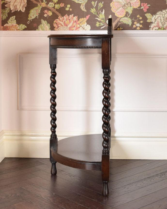 アンティークのテーブル　アンティーク家具　空間を彩る英国輸入のアンティーク家具、ツイスト脚が美しいコンソールテーブル。サイドはこんなにスッキリ！場所を取らないので使いやすいです。(q-936-f)