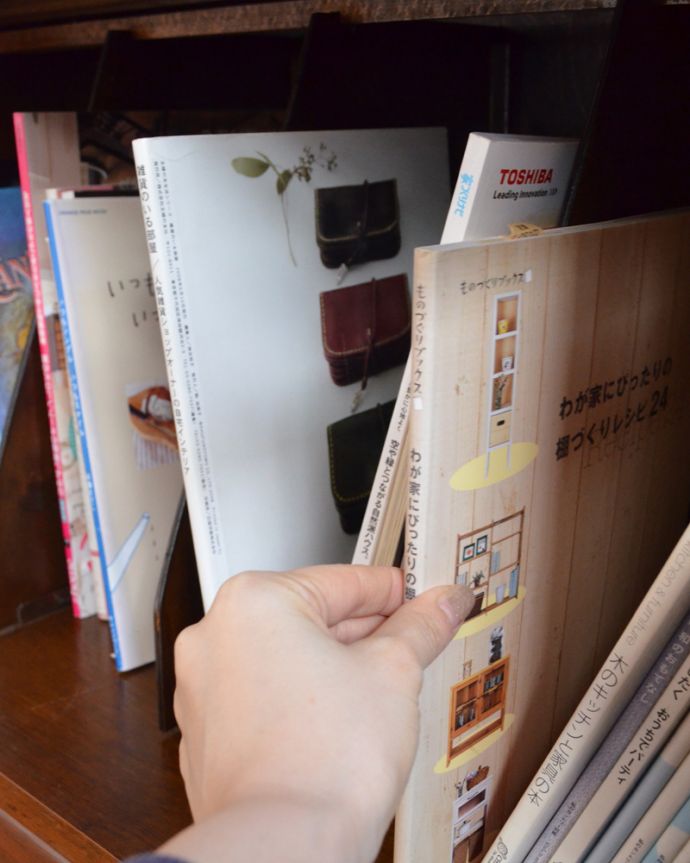 アンティークのキャビネット　アンティーク家具　美しい英国アンティーク家具、フラップ扉のブックケース（ガラスキャビネット）。一番下の段には仕切りが付いているから、雑誌や書類を収納するのにとっても便利です。(q-938-f)