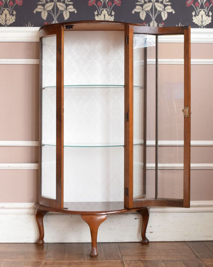 アンティークのキャビネット　アンティーク家具　イギリス輸入のアンティーク家具、ウォルナット材のハーフムーンガラスキャビネット（飾り棚）。３段あります。(q-939-f)
