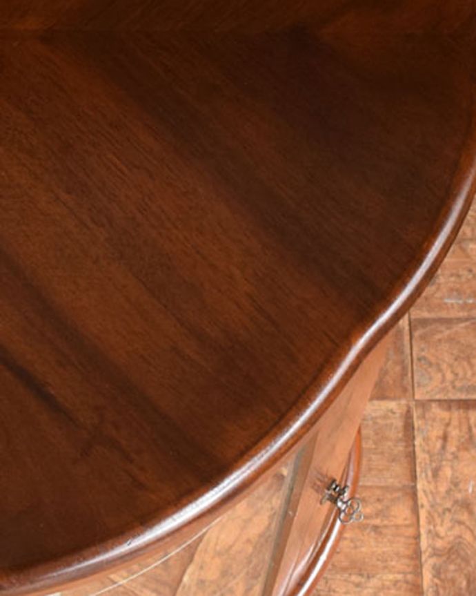 アンティークのキャビネット　アンティーク家具　イギリス輸入のアンティーク家具、ウォルナット材のハーフムーンガラスキャビネット（飾り棚）。ウォルナット材の美しい木目が印象的。(q-939-f)