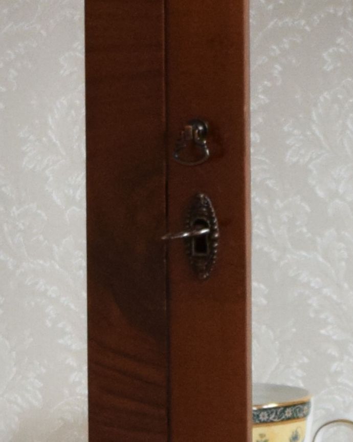 アンティークのキャビネット　アンティーク家具　イギリス輸入のアンティーク家具、ウォルナット材のハーフムーンガラスキャビネット（飾り棚）。小さな取っ手と鍵穴が付いています。(q-939-f)