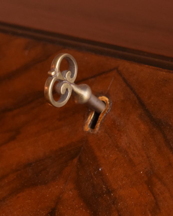 ビューロー　アンティーク家具　ウォルナット材のアンティーク英国家具、脚の曲線が美しい小さいライティングビューローデスク 。ビューローの取っ手は鍵です。(q-941-f)