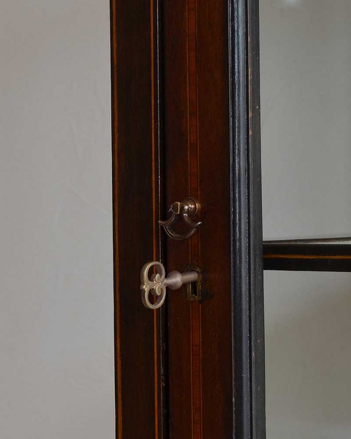 アンティークのキャビネット　アンティーク家具　英国輸入のアンティーク家具、象嵌入りのマホガニー材のガラスキャビネット。取っ手がちょこんと付いています。(q-942-f)