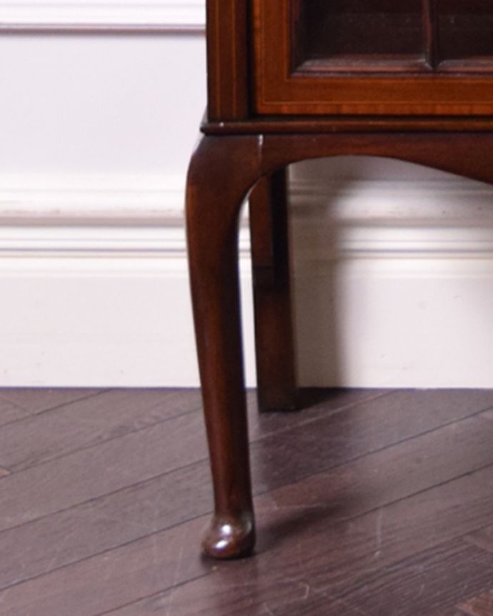 アンティークのキャビネット　アンティーク家具　素敵なアンティークの英国インテリア、シノワズリーのディスプレイキャビネット（飾り棚）。安定感のある脚がしっかり支えます。(q-943-f)