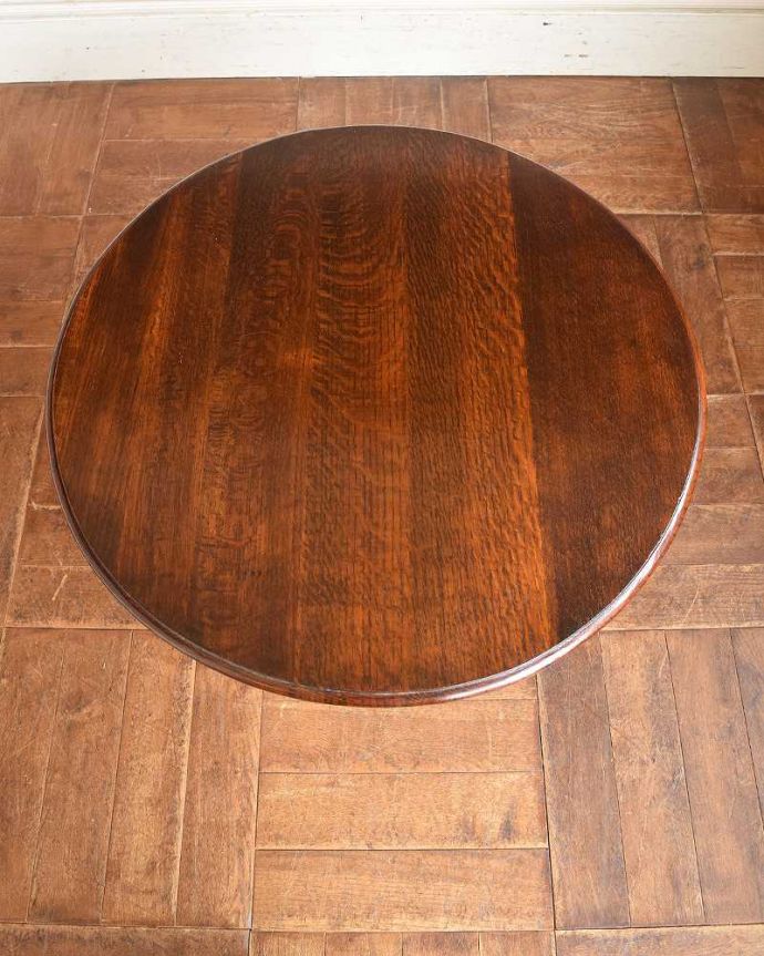 アンティークのテーブル　アンティーク家具　アンティークの英国輸入家具、脚の美しい丸いコーヒーテーブル。天板です。(q-947-f)