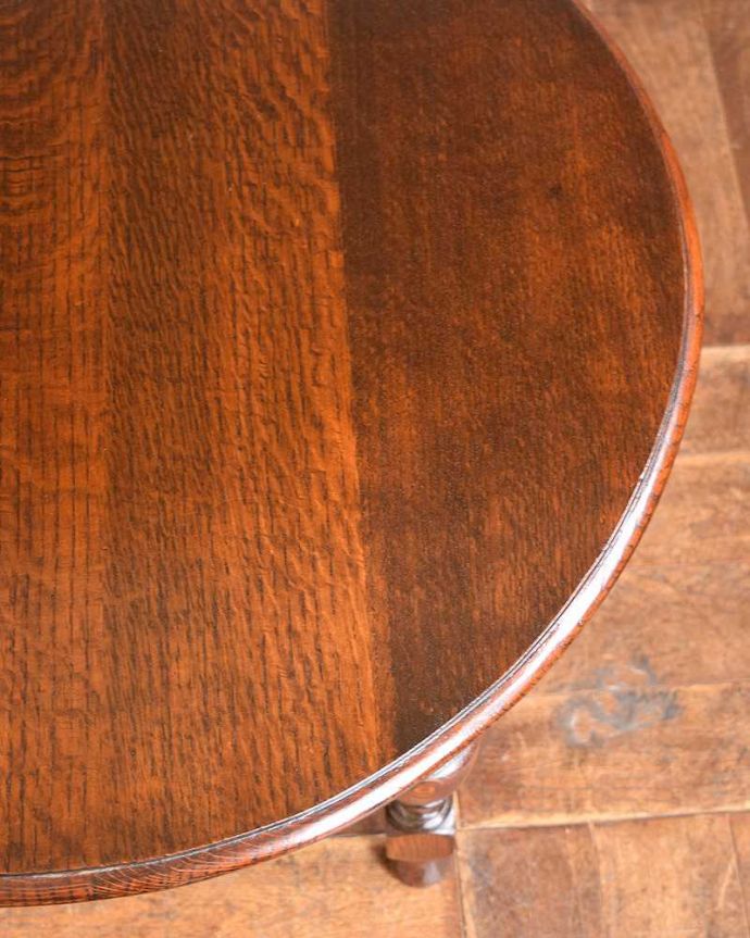 アンティークのテーブル　アンティーク家具　アンティークの英国輸入家具、脚の美しい丸いコーヒーテーブル。オーク材のシックなカラーは、日本の和室にもよく似合います。(q-947-f)