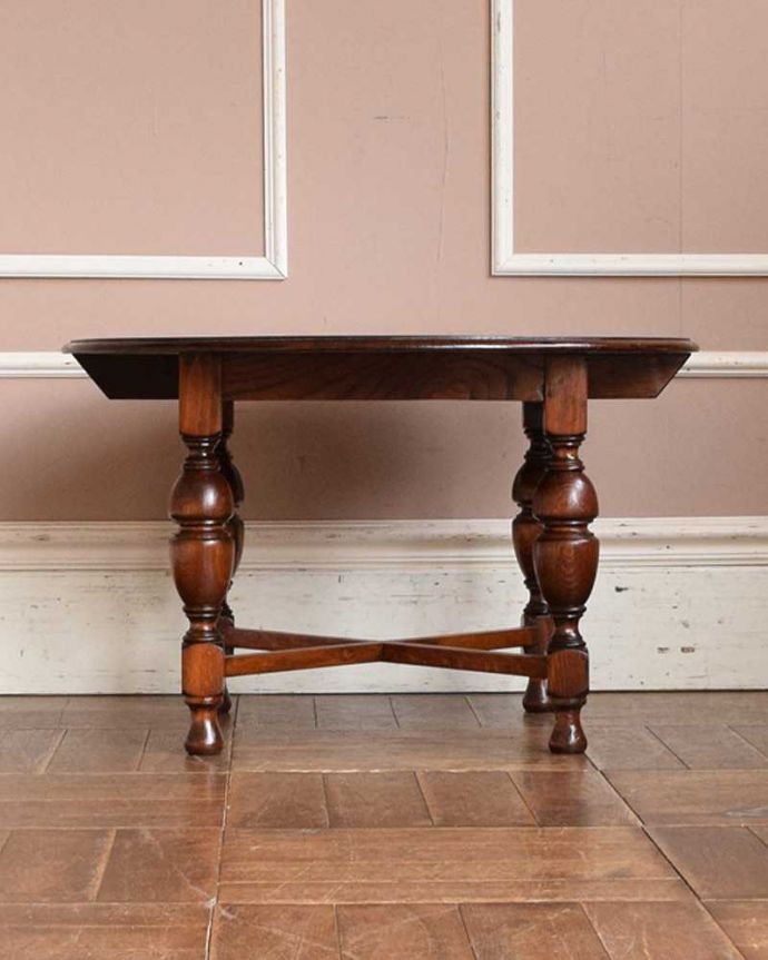 アンティークのテーブル　アンティーク家具　アンティークの英国輸入家具、脚の美しい丸いコーヒーテーブル。サイドテーブルにも最適！使いたいときに使いたいところに持ってこられる気軽さが魅力です。(q-947-f)