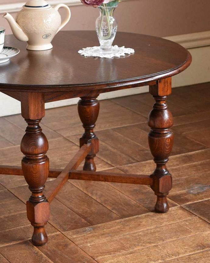 アンティークのテーブル　アンティーク家具　アンティークの英国輸入家具、脚の美しい丸いコーヒーテーブル。たっぷりと彫が入った脚の装飾がオシャレです。(q-947-f)