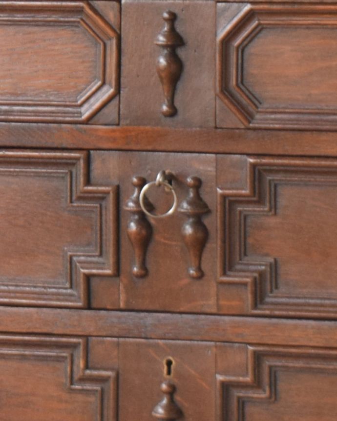 ビューロー　アンティーク家具　英国紳士お好みの重厚感あるデザイン、オーク材のアンティークライティングビューロー。ビューローの取っ手は鍵です。(q-948-f)