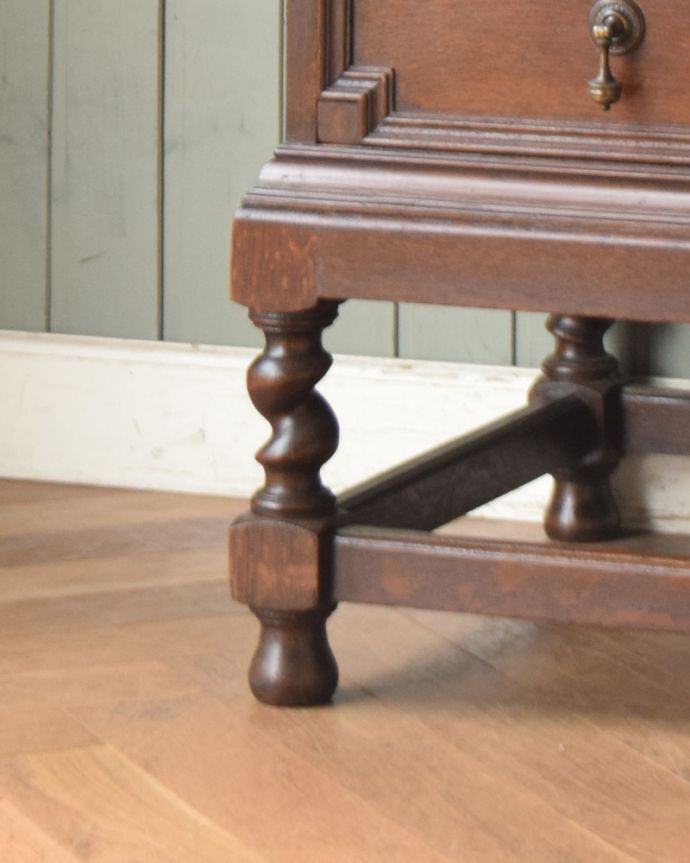 ビューロー　アンティーク家具　英国紳士お好みの重厚感あるデザイン、オーク材のアンティークライティングビューロー。安定感のある脚がしっかり支えます。(q-948-f)
