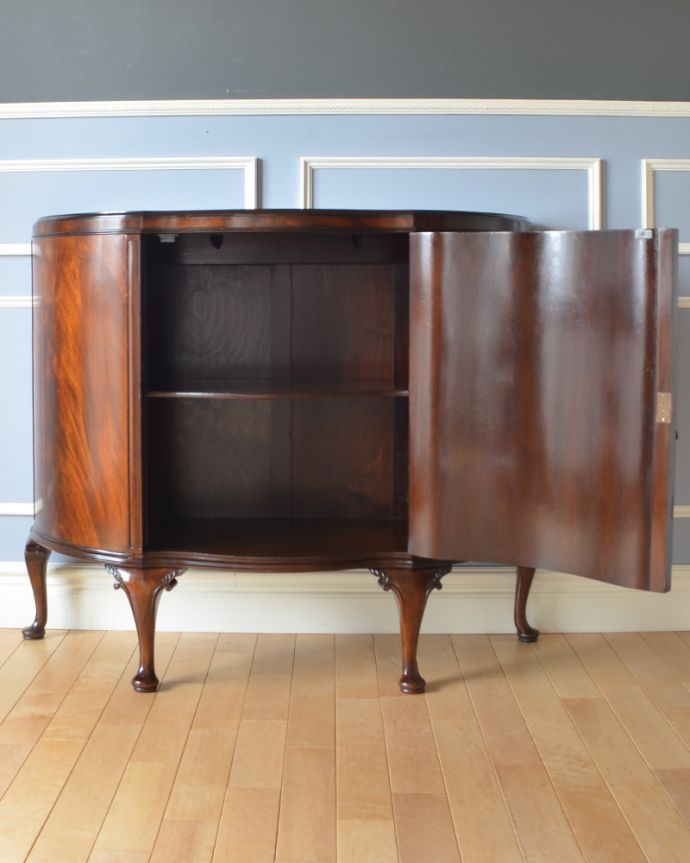 アンティークのキャビネット　アンティーク家具　半月型をした美しいカップボード、英国輸入のアンティーク家具。庫内も木肌の茶色です。(q-949-f)