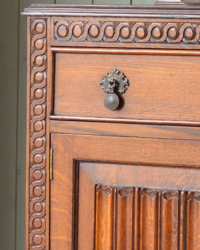 サイドボード　アンティーク家具　英国からきた収納家具、優雅なアンティークサイドボード。キャビネットの角にも丁寧な彫りが刻まれています。(q-950-f)