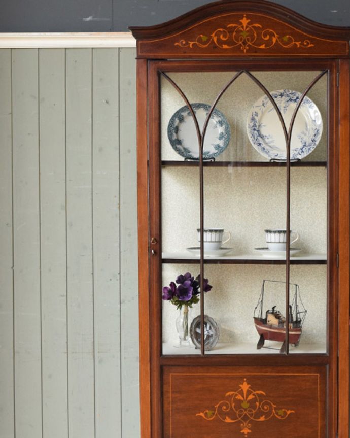 アンティークのキャビネット　アンティーク家具　象嵌入りの美しい英国インテリア、アンティークガラスキャビネット（鍵付き）。リビングや寝室、玄関などで試してみてください。(q-951-f)