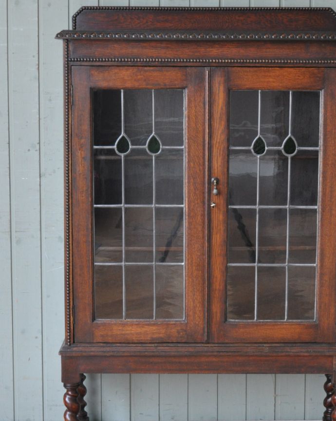 アンティークのキャビネット　アンティーク家具　美しいステンドグラスの扉、英国輸入のアンティーク家具（ブックケース）。ガラスも当時のもの。(q-952-f)