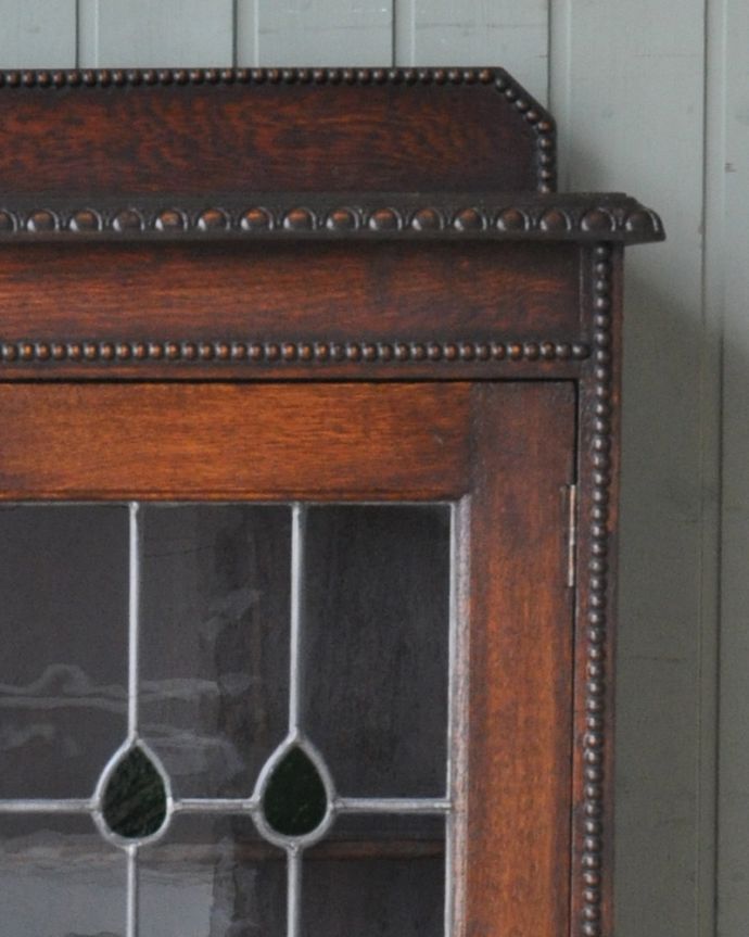 アンティークのキャビネット　アンティーク家具　美しいステンドグラスの扉、英国輸入のアンティーク家具（ブックケース）。木製の鋲が整列した美しい装飾です。(q-952-f)