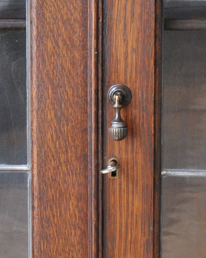 アンティークのキャビネット　アンティーク家具　美しいステンドグラスの扉、英国輸入のアンティーク家具（ブックケース）。アンティークの味わいが詰まっているドロップ形の取っ手が付いています。(q-952-f)
