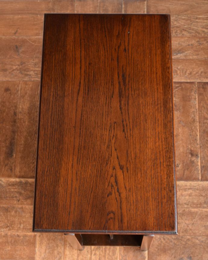 アンティークのテーブル　アンティーク家具　便利なマガジンラック付き、オーク材のアンティークサイドテーブル。長方形の天板で、使い勝手がいいですよ。(q-953-f)