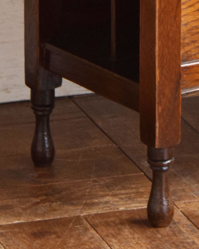 アンティークのテーブル　アンティーク家具　便利なマガジンラック付き、オーク材のアンティークサイドテーブル。メンテナンスしているので安心してお使いいただけます。(q-953-f)