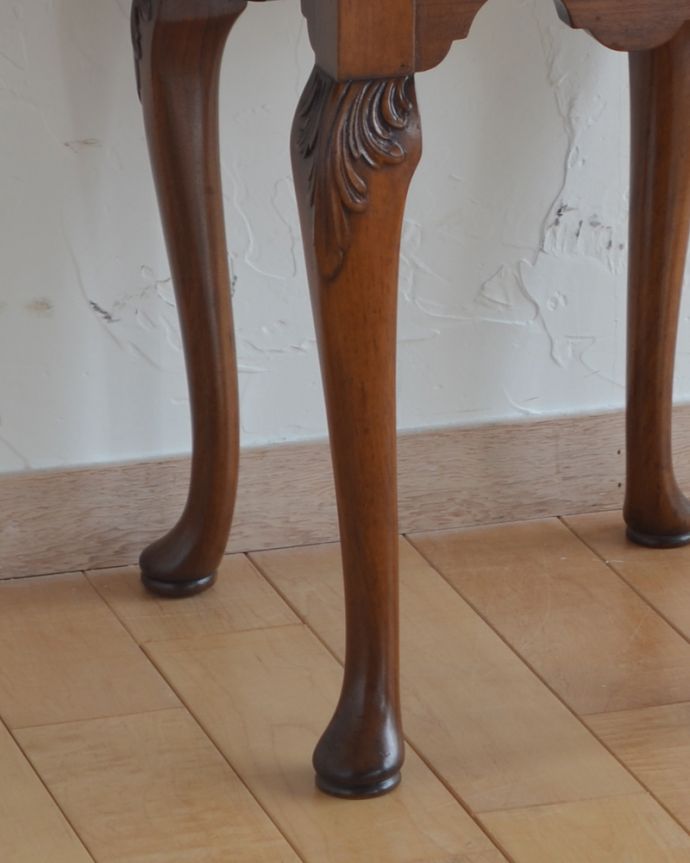 アンティークのテーブル　アンティーク家具　伸張式で便利なコーヒーテーブル、アンティークの英国家具（ウォルナット材）。美しい猫脚でしっかりテーブルを支えます。(q-955-f)