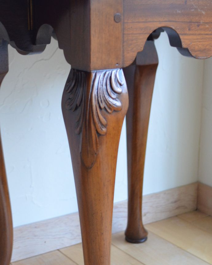 アンティークのテーブル　アンティーク家具　伸張式で便利なコーヒーテーブル、アンティークの英国家具（ウォルナット材）。美しい彫りがデザインされています。(q-955-f)