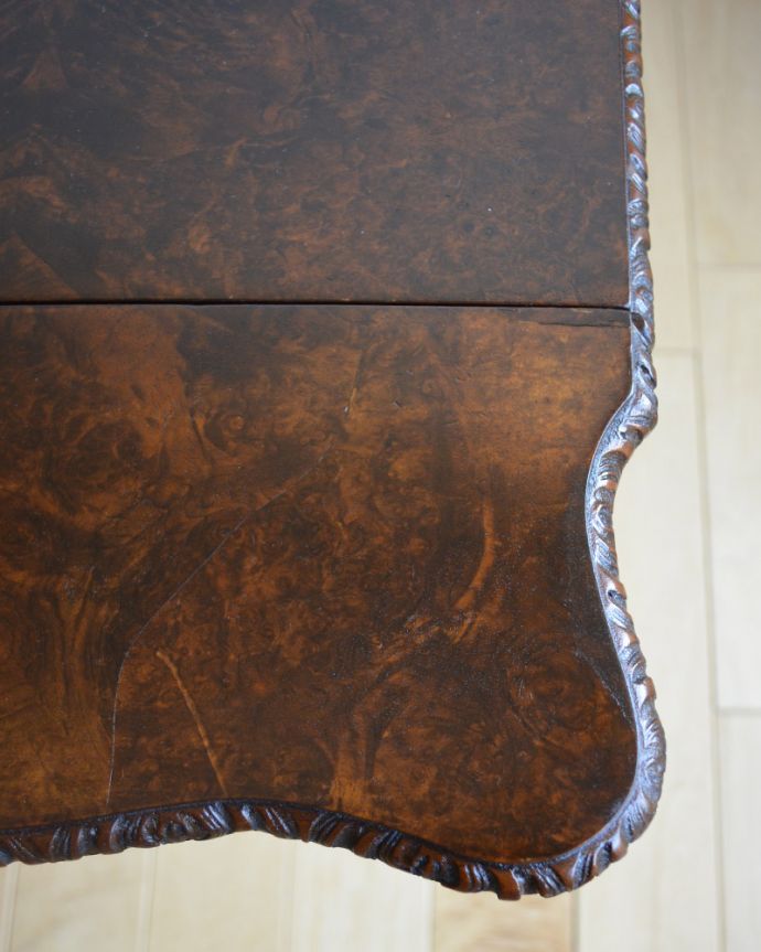 アンティークのテーブル　アンティーク家具　伸張式で便利なコーヒーテーブル、アンティークの英国家具（ウォルナット材）。木目も美しいです。(q-955-f)