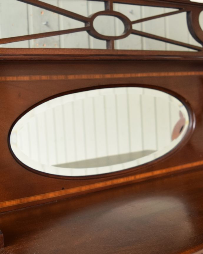 アンティークのキャビネット　アンティーク家具　心が躍る美しい装飾、英国輸入のアンティークカップボード（ペディスタルキャビネット）。お部屋も広く見せてくれます身だしなみを整えるのはもちろん、大きな鏡はお部屋を広く見せる効果があります。(q-956-f)