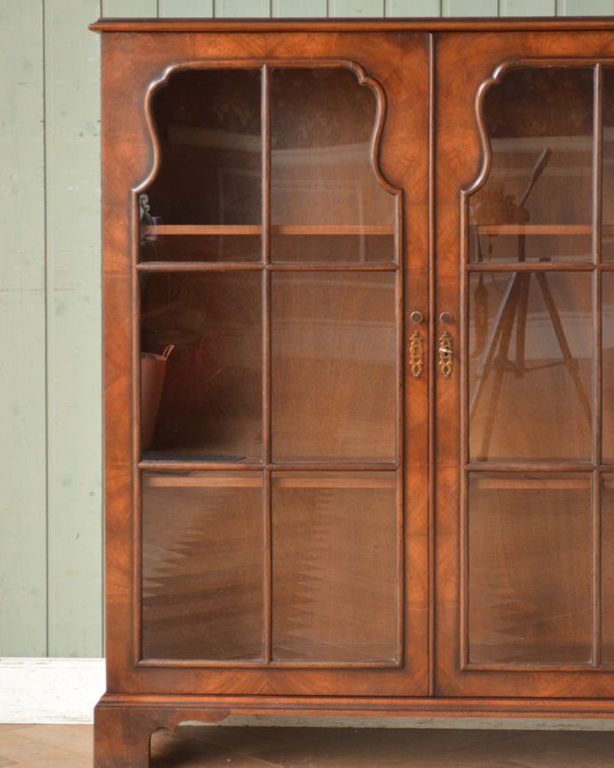 アンティークのキャビネット　アンティーク家具　英国輸入のアンティークの収納家具、木目がキレイなウォルナット材のブックケース（本棚）。アンティークのガラスがキレイにはめ込んであります。(q-958-f)