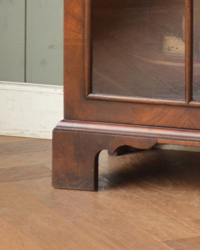 アンティークのキャビネット　アンティーク家具　英国輸入のアンティークの収納家具、木目がキレイなウォルナット材のブックケース（本棚）。美しい脚で、キチンと支えてくれます。(q-958-f)