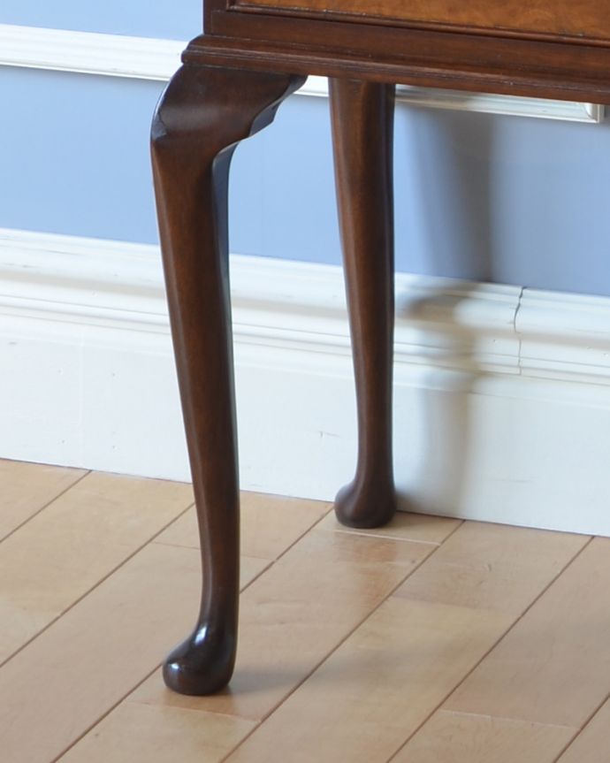 アンティークのチェスト　アンティーク家具　小さくてもお部屋の主役になる英国輸入家具、 美しい木目のアンティークベッドサイドチェスト。形がキレイな脚です。(q-960-f)
