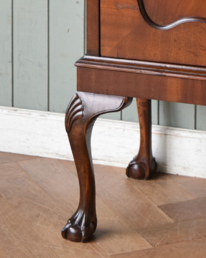 アンティークのキャビネット　アンティーク家具　英国輸入のアンティーク家具、繊細な木製の飾りが美しいマホガニー材のガラスキャビネット。安定感のある脚がしっかり支えます。(q-961-f)