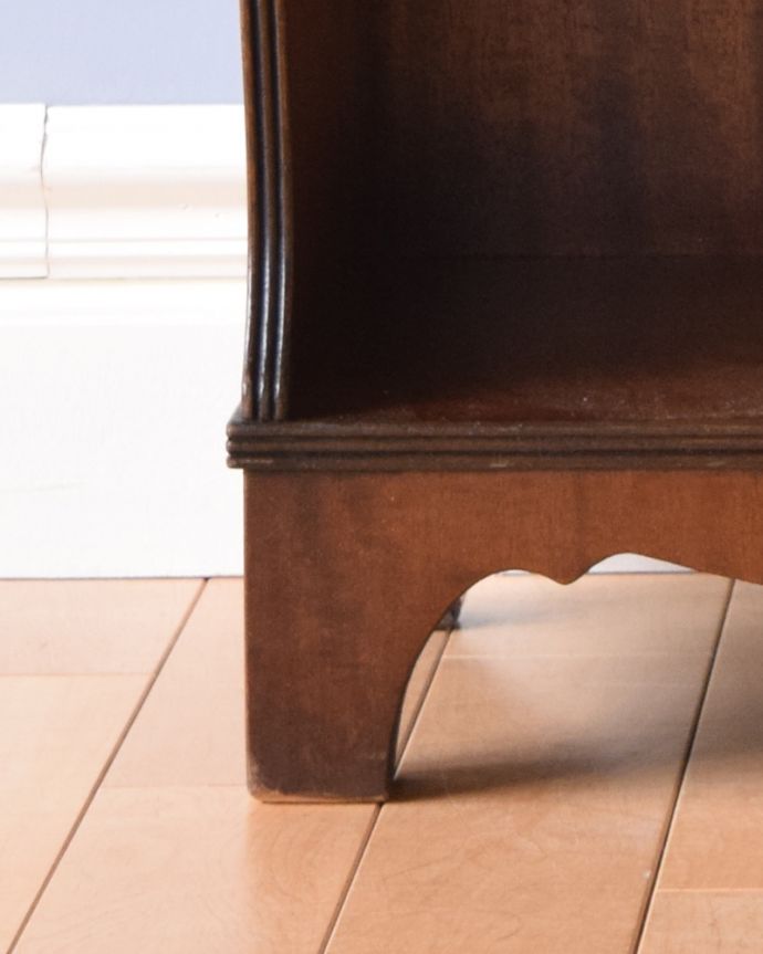 アンティークのキャビネット　アンティーク家具　飾りながらオシャレに収納できるブックシェルフ、英国のアンティーク家具。安定感のある脚がしっかり支えます。(q-963-f)