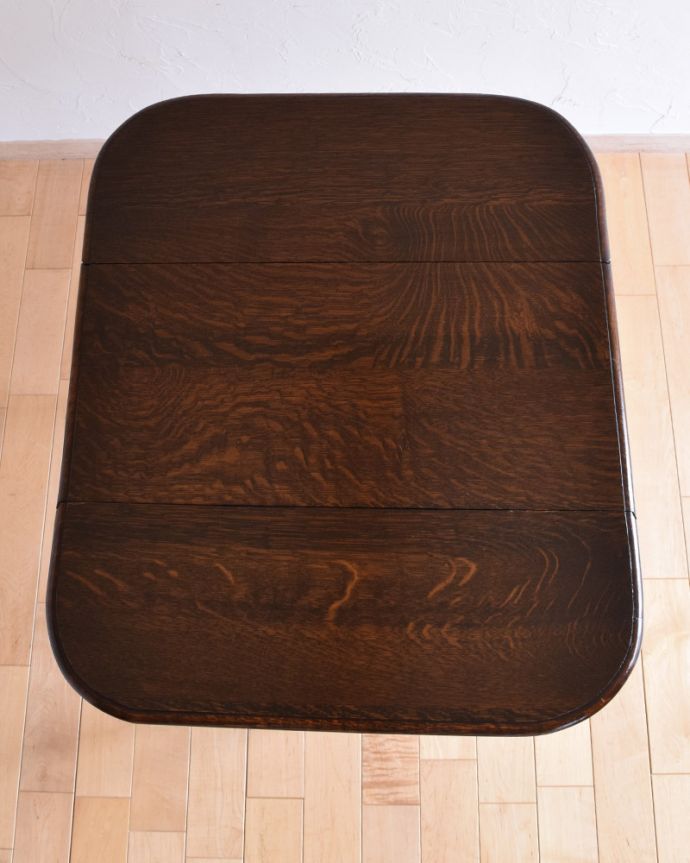 アンティークのテーブル　アンティーク家具　英国輸入のアンティーク家具、脚がお洒落な伸張式タイプのサイドテーブル 。広げた状態の天板です。(q-964-f)