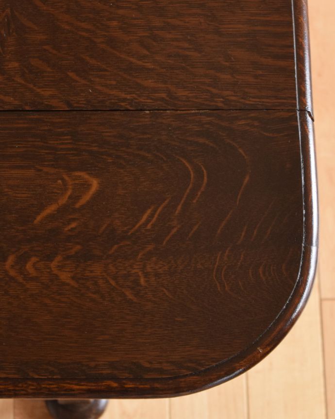 アンティークのテーブル　アンティーク家具　英国輸入のアンティーク家具、脚がお洒落な伸張式タイプのサイドテーブル 。木目も美しいです。(q-964-f)