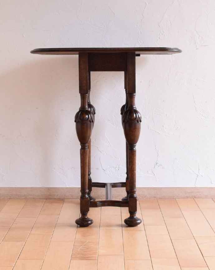 アンティークのテーブル　アンティーク家具　英国輸入のアンティーク家具、脚がお洒落な伸張式タイプのサイドテーブル 。開いたときです。(q-964-f)