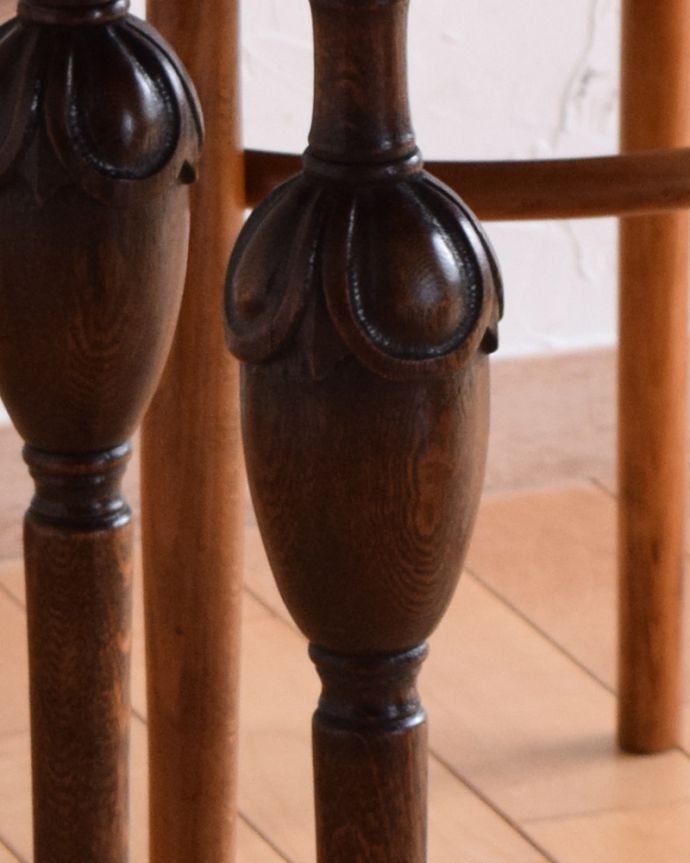 アンティークのテーブル　アンティーク家具　英国輸入のアンティーク家具、脚がお洒落な伸張式タイプのサイドテーブル 。脚の美しい彫が印象的です。(q-964-f)