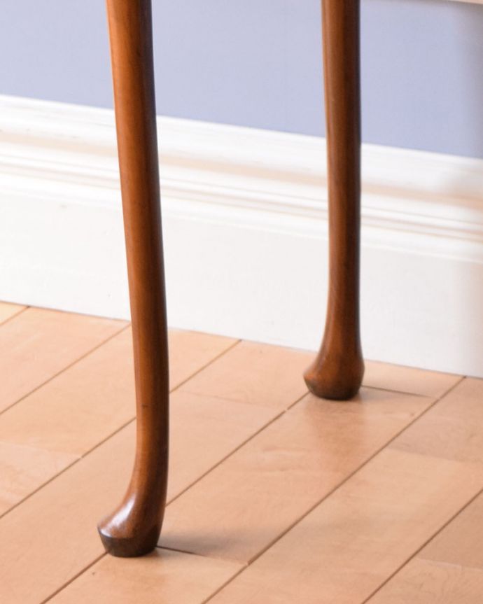 アンティークのチェスト　アンティーク家具　ウォルナット材を使った美しいアンティークのベッドサイドチェスト（ナイトテーブル）。脚はしっかりしているので、安定感があります。(q-965-f)