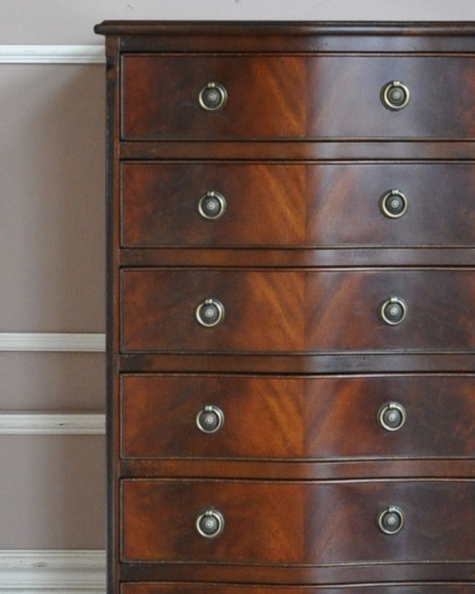 アンティークのチェスト　アンティーク家具　高級感のあるアンティーク英国輸入家具、たっぷり引き出しの付いたチェストオブドロワーズ 。品のある色合いと木目です。(q-966-f)