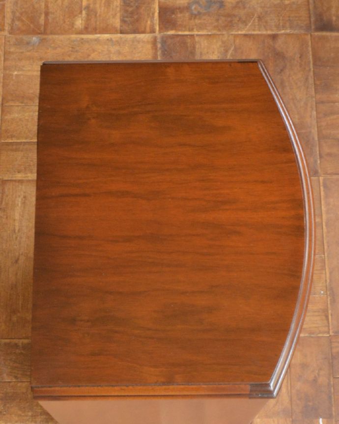 アンティークのチェスト　アンティーク家具　カーブが美しく上品で女性らしい、アンティーク英国輸入のチェスト（５段）。天板も木目がキレイです。(q-972-f)