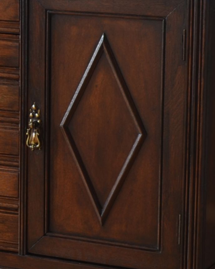 アンティークのチェスト　アンティーク家具　美しくてとっても便利、引き出しも扉も付いたアンティークファイリングチェスト。木製の装飾が上品なアクセントになっています。(q-973-f)