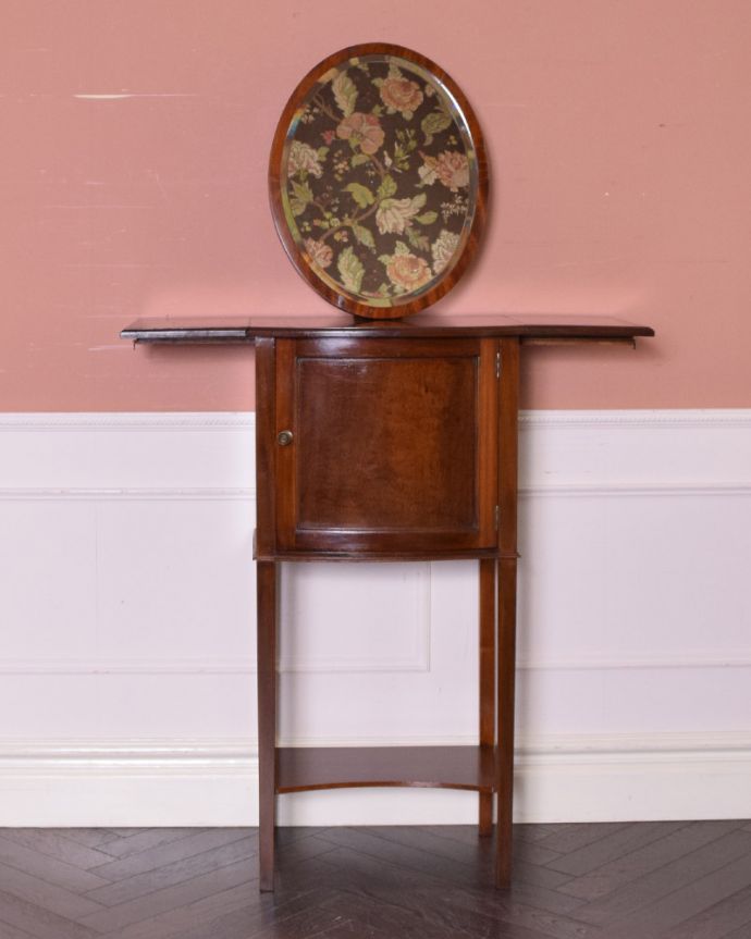 アンティークのドレッサー　アンティーク家具　英国紳士のシェービングスタンド、ミラー付きの美しいアンティーク家具（マホガニー材）。もちろん常に広げた状態でもお使いいただけます。(q-974-f)