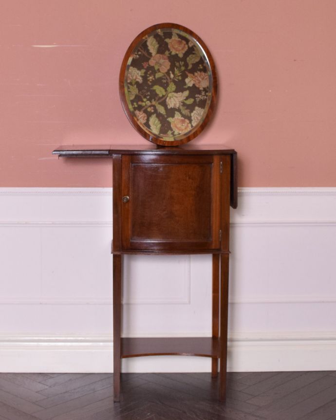 アンティークのドレッサー　アンティーク家具　英国紳士のシェービングスタンド、ミラー付きの美しいアンティーク家具（マホガニー材）。片開きの状態でもご使用頂けます。(q-974-f)