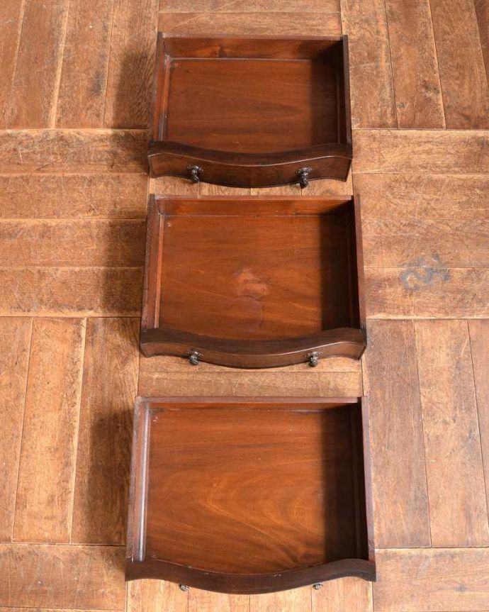 アンティークのチェスト　アンティーク家具　伸張式の天板が付いた、英国輸入のアンティークベットサイドチェスト。引き出しは手前が１段目です。(q-975-f)